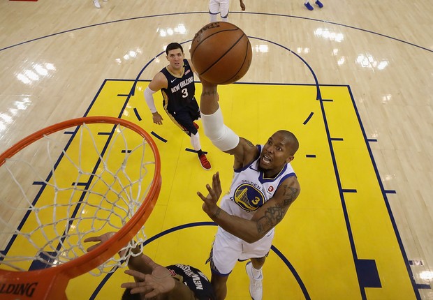 Jogador de basquetebol universitário bloqueia lançamento com método pouco  ortodoxo - usando o sapato