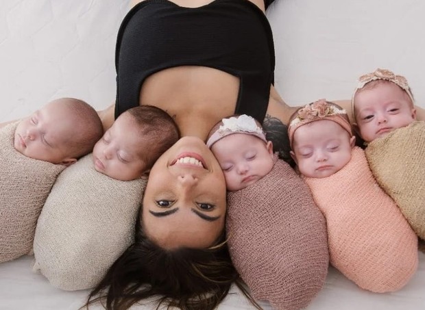 Yanike com seus cinco bebês (Foto: Reprodução/Instagram)