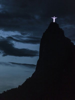 Cristo Redentor entre nuvens (Foto: Flávio Jacomo / Arquivo pessoal)