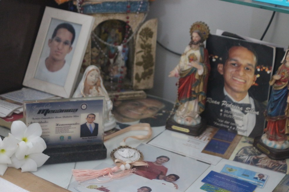 Família fez um altar no quarto de Ruan Pedreira para relembrar o estudante. (Foto: Andrê Nascimento/G1)
