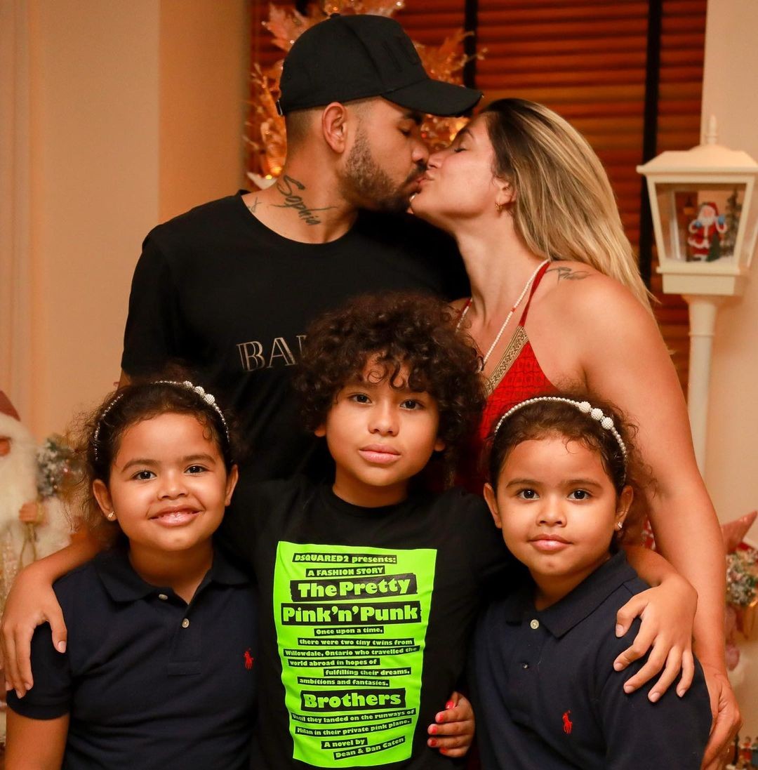 Dani Souza e Dentinho com Bruno Lucas, Sophia e Rafaella (Foto: Reprodução / Instagram)