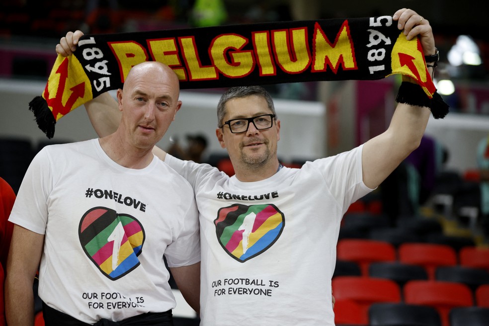 Torcedores da Bélgica com camiseta One Love em jogo contra Canadá Copa — Foto: Reuters