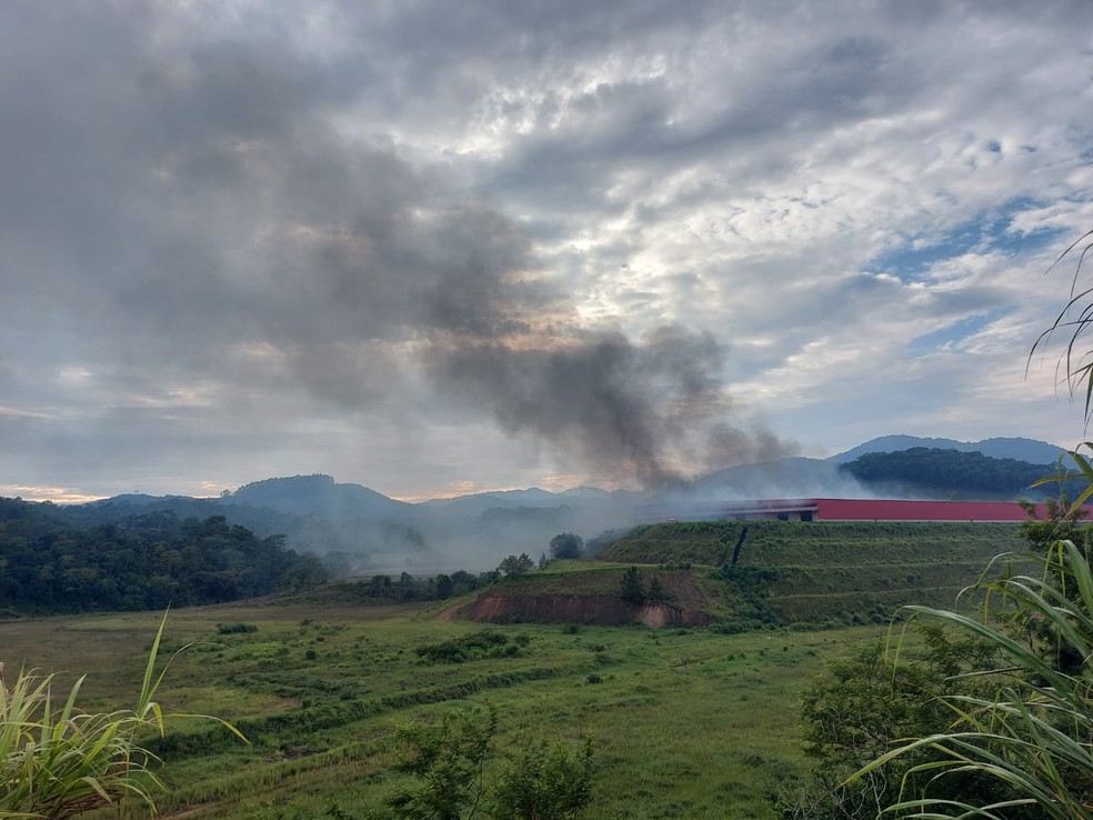 Fumaça na manhã desta quinta-feira do incêndio no galpão de Brusque — Foto: Rodrigo Gonçalves/NSC TV