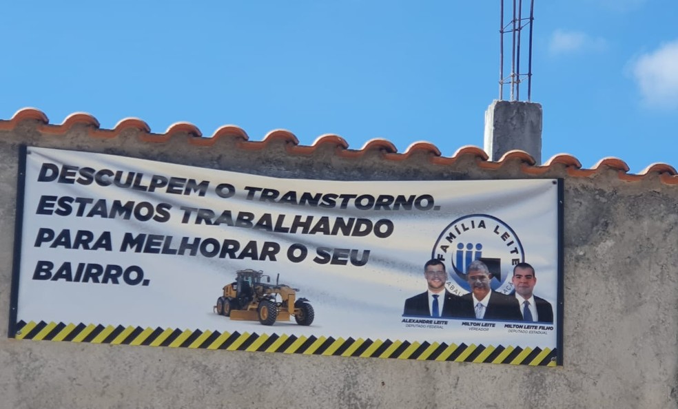 Faixa com imagem da família do vereador Milton Leite (DEM) é exibida em ruas de Parelheiros que recebem obras da Prefeitura de São Paulo. — Foto: Acervo Pessoal
