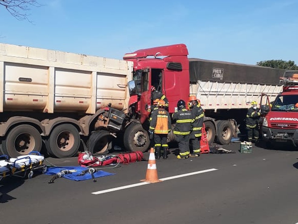 Acidente entre carretas ocorreu em Presidente Prudente — Foto: Polícia Militar Rodoviária