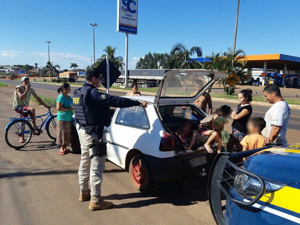 No carro, segundo a polÃ­cia, estavam nove pessoas - sendo trÃªs crianÃ§as no porta-malas - e ainda havia um ciclista sendo tracionado por meio de uma corda, conforme a PRF â€” Foto: PolÃ­cia RodoviÃ¡ria Federal/DivulgaÃ§Ã£o
