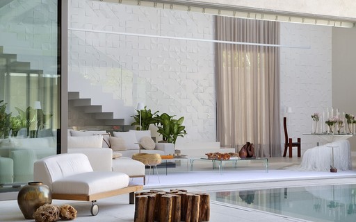Casa de praia com integração de espaços, design assinado e paleta ...