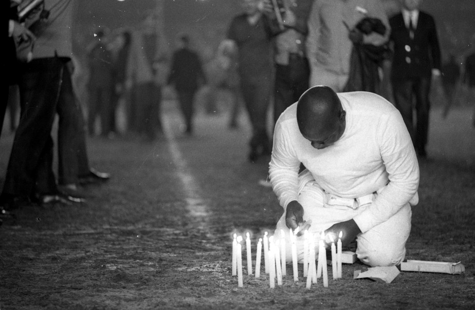 Pai Santana paga promessa e acende velas no centro do campo após a conquista do Carioca de 1970 pelo Vasco