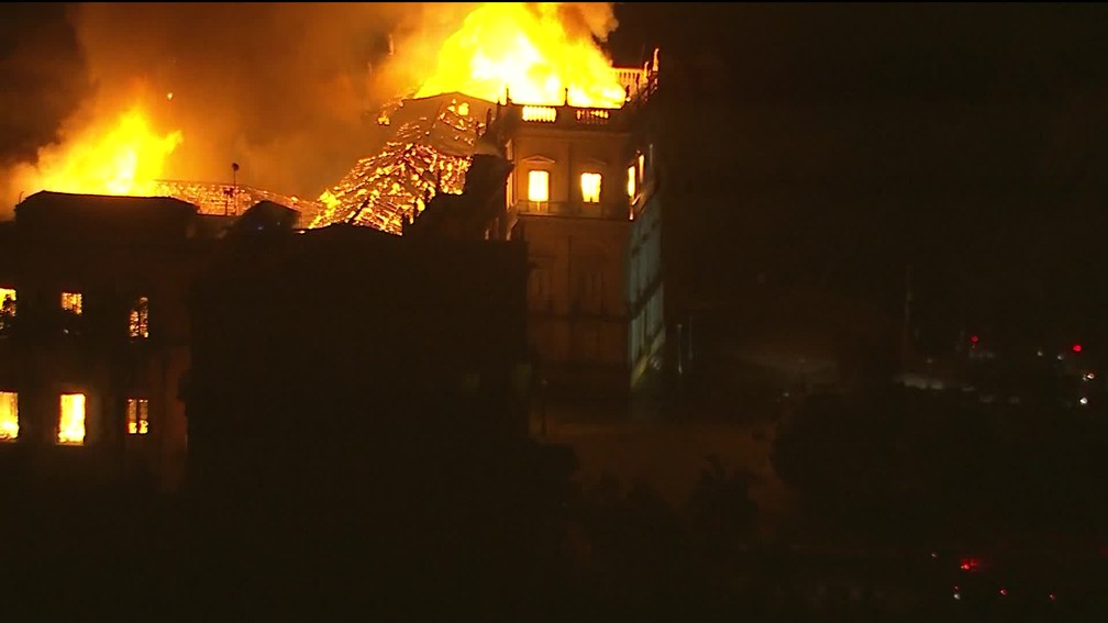 Bombeiros tentam combater incêndio no Museu Nacional, no Rio de Janeiro, neste domingo (2). (Foto: Reprodução/TV Globo)