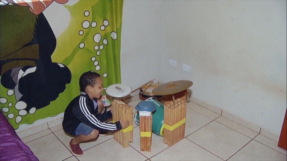 Miguel começou a fazer aulas com o tio para aprimorar o aprendizado do instrumento — Foto: Reprodução/TV TEM