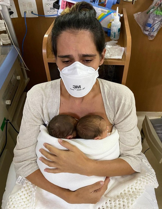 Marcella Fogaça e as gêmeas, Sophia e Pietra (Foto: Reprodução/Instagram)
