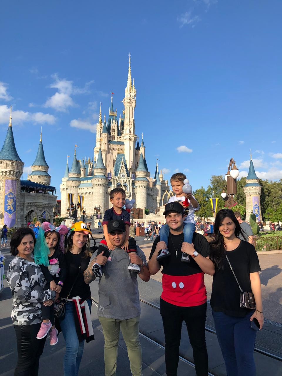 Matheus & Kauan levam família para a Disney (Foto: Divulgação)
