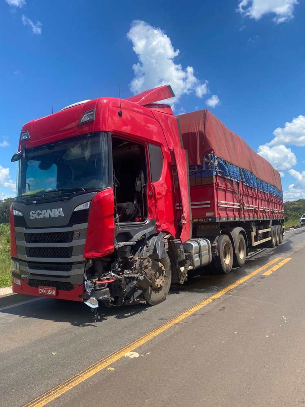 Colisão entre carreta e carro de passeio deixa passageiros preso às ferragens em Rondônia — Foto: Corpo de Bombeiros/Divulgação