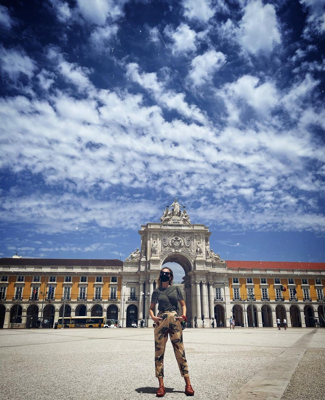Recém-chegada em Portugal, Fernanda Rodrigues surge "turistando" nas redes (Foto: Reprodução/Instagram)