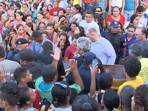 Multidão esteve presente no enterro da adolescente (Foto: Reprodução/TV Cabo Branco)