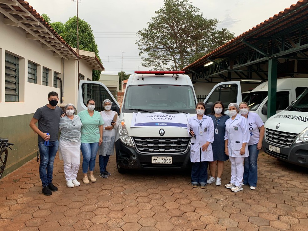 Equipe da saúde também orienta os moradores sobre a importância da vacina contra Covid-19 — Foto: Nádia Ortiz / Secretaria de Saúde de Palmital 