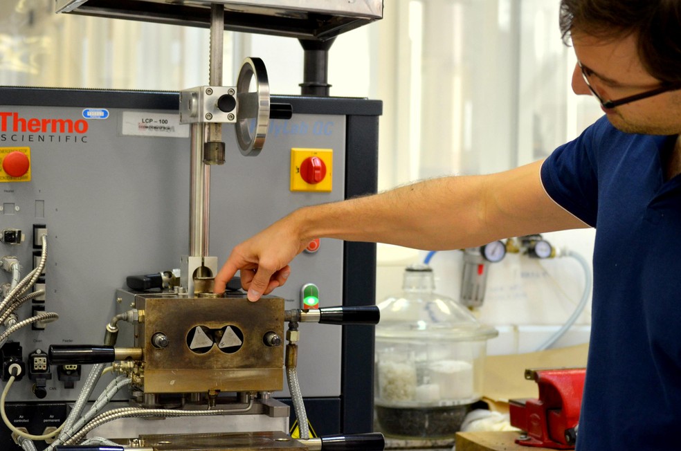 Pesquisador explica sobre processo de fabricação e máquinas usadas para criar material (Foto: Thayná Cunha/G1)