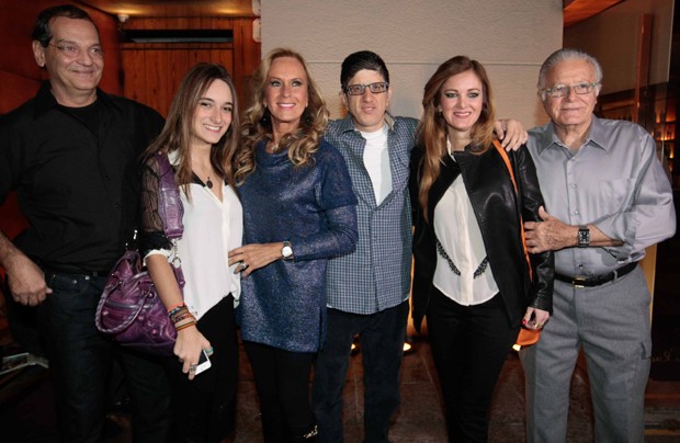 Helô Pinheiro e a família (Foto: Leo Franco e Marcelo Brammer/AgNews)