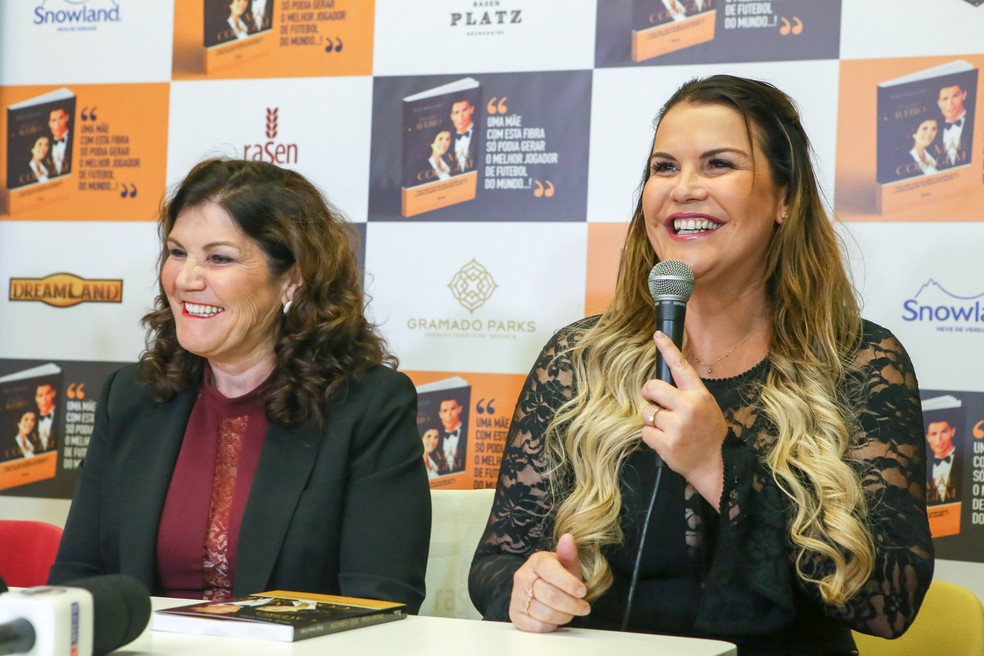 Dolores, à esquerda, e Kátia Aveiro, à direita, falando com a imprensa em Gramado (Foto: Divulgação)