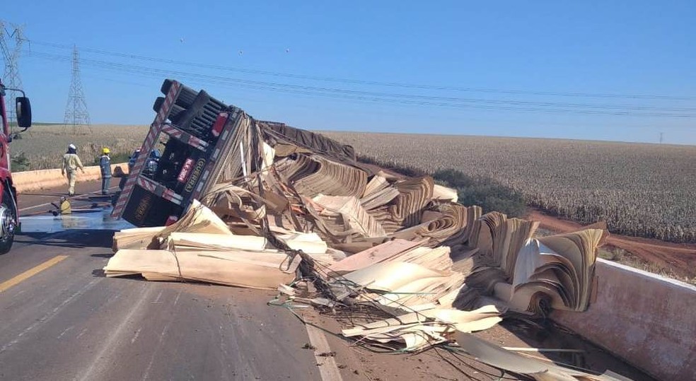Carga de papel caiu sobre a rodovia, em Cascavel — Foto: PRF/Divulgação