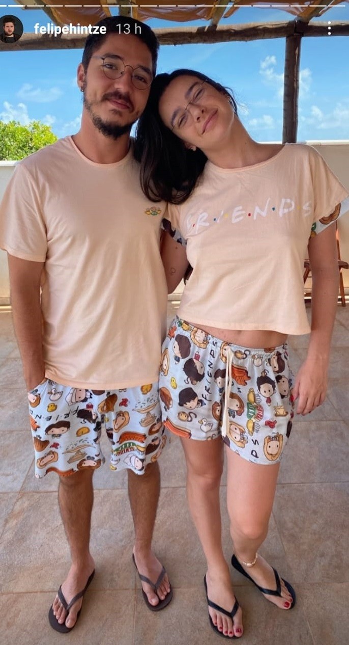 João Vitor Silva e Mariana Molina combinam pijamas (Foto: Reprodução/Instagram)