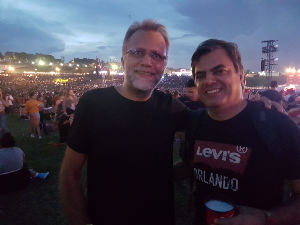 Renato Candusso e Ricardo Moreira vieram ver se o Lollapalooza é seguro para deixar as filhas virem sozinhas nos outros dias — Foto: Gabriela Sarmento/G1