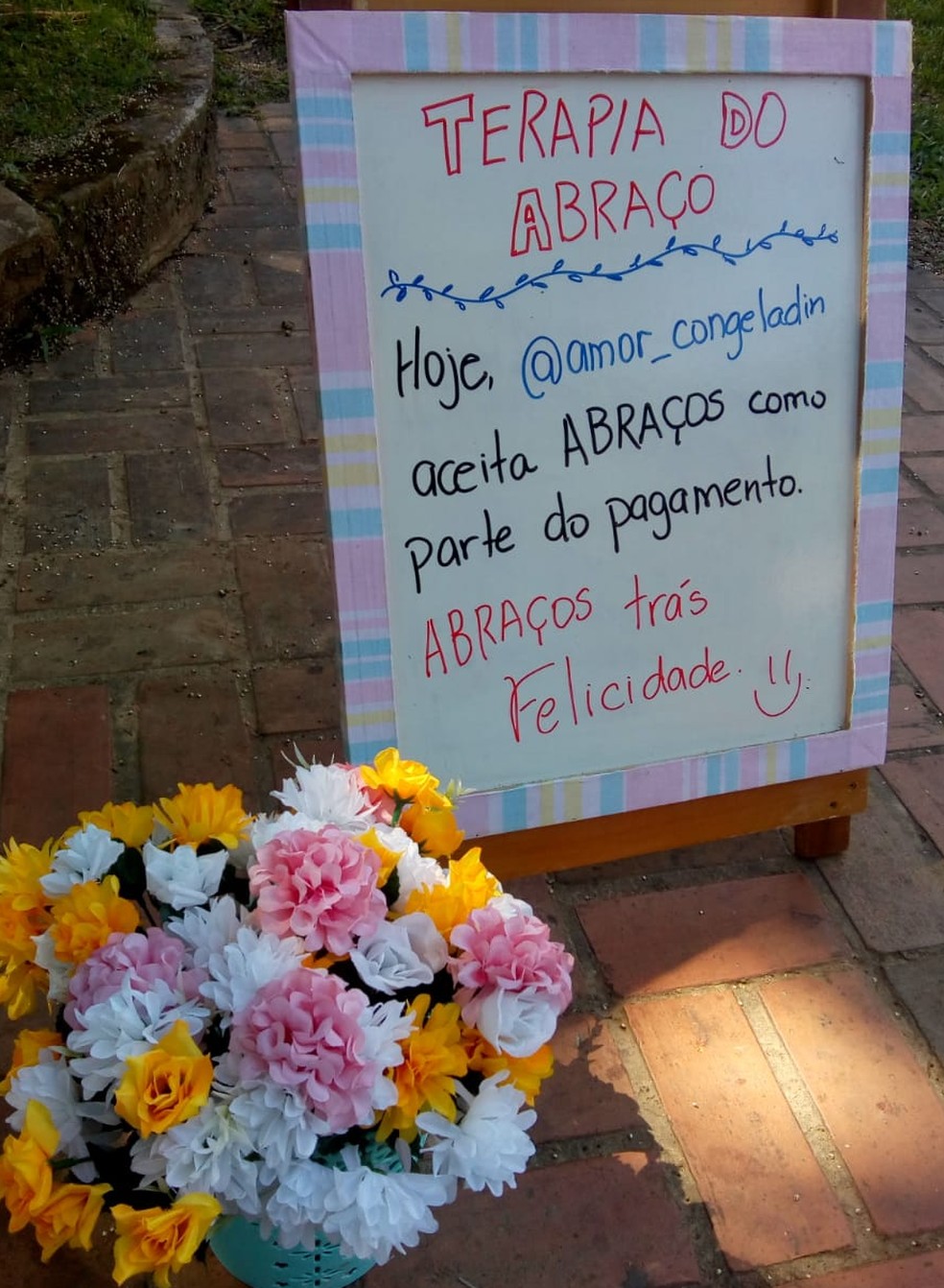 Terapia do amor, nome da ação, é realizada toda às segundas-feiras e oferece descontos na compra do geladinho — Foto: Sandra de Matos/Arquivo pessoal 