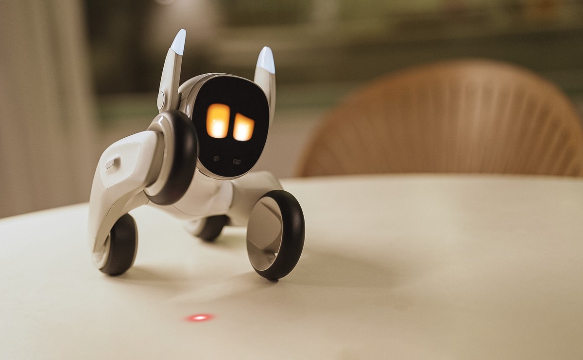 Robô mascote expressa 700 emoções e reconhece sentimentos humanos