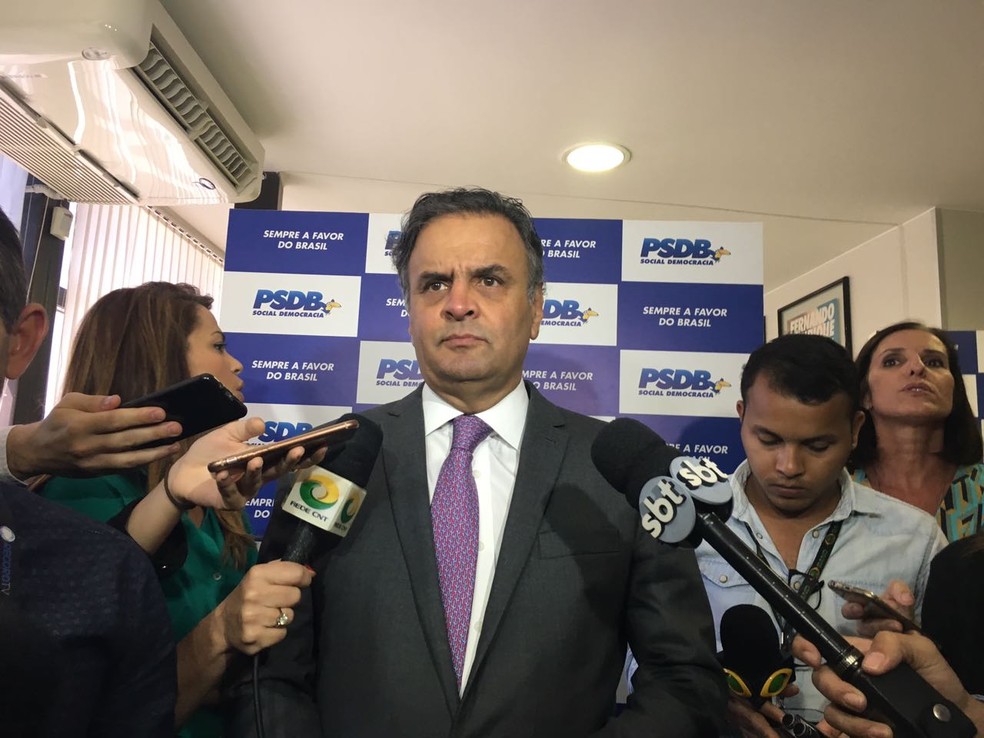 Aécio Neves concedeu entrevista coletiva após participar de reunião da executiva nacional do PSDB (Foto: Alessandra Modzeleski)