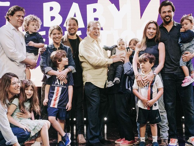 Silvio Santos e a família em ritual de consagração do pequeno Senor (Foto: Reprodução/Instagram)