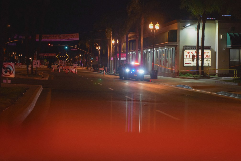 Ataque a tiros aconteceu na cidade de Monterey Park, na Califórnia, na noite de sábado (21). — Foto: REUTERS/Allison Dinner