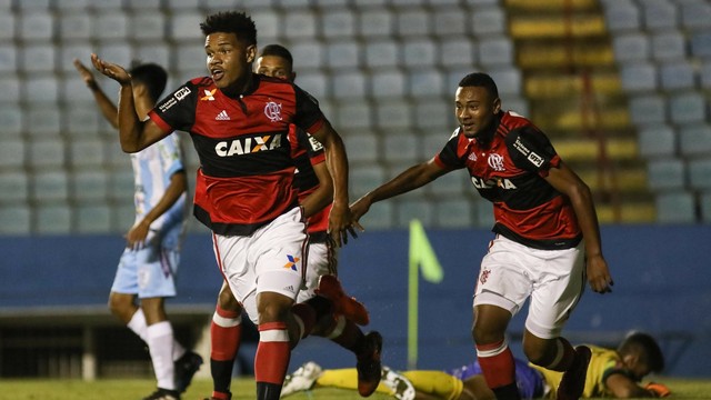 Goleiro de 1,99m nem suja a roupa, Fla anula Pelezinho e arrasa o Ji-Paraná na estreia