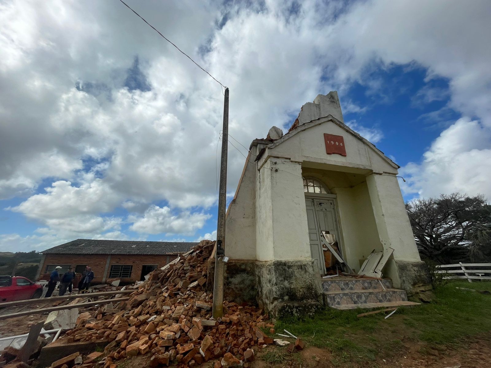 Igreja de 117 anos desmorona durante chuva em Pelotas; FOTOS