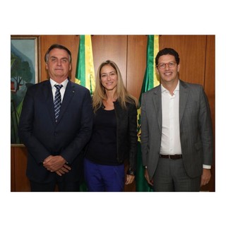 A primeira foto do casal foi publicada em 22 de janeiro ao lado de Jair Bolsonaro