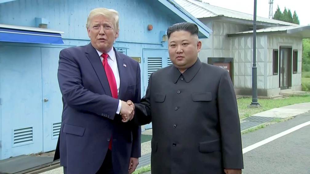 Trump e Kim Jong-un se encontram na zona desmilitarizada entre a Coreia do Norte e a Coreia do Sul neste domingo (30) — Foto: Network Pool/via REUTERS