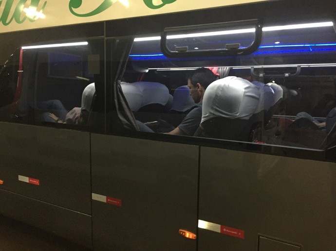 Zé Ricardo no ônibus do Fla: treinador tem mais opções para montar time (Foto: Raphael Zarko)