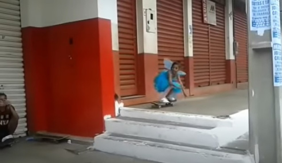 Rayssa Leal em vídeo que viralizou de suas tentativas, e sucesso, de manobra no skate vestida de fadinha — Foto: Reprodução/YouTube