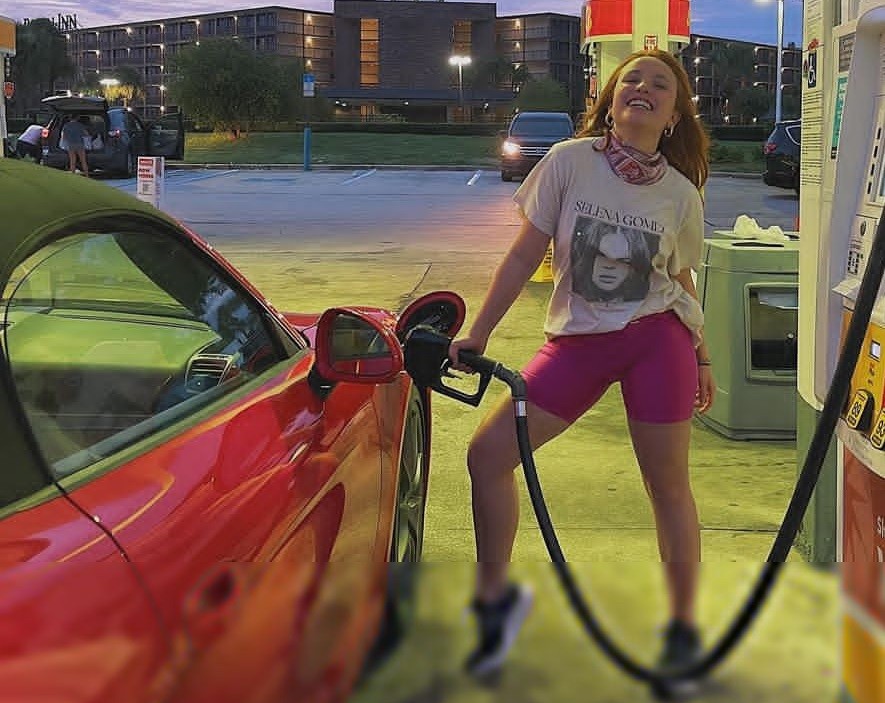 Larissa Manoela abastece carro em posto de combustível nos EUA (Foto: Reprodução/Instagram)