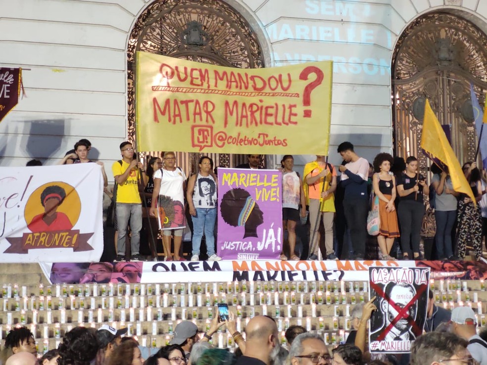 Manifestantes protestam por investigação sobre quem mandou matar Marielle no Centro do Rio — Foto: Raoni Alves/G1