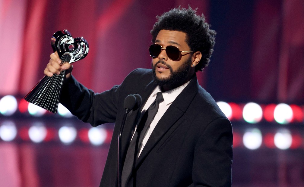 The Weeknd recebe prêmio de Artista Masculino do Ano no iHeartRadio Music Awards 2021 — Foto:  Kevin Winter/Getty Images for iHeartMedia/AFP