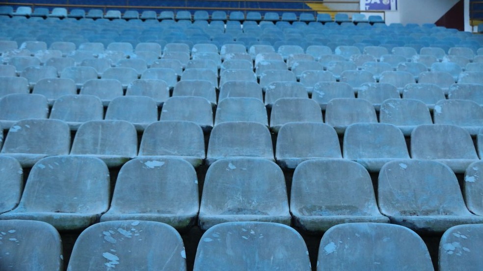 Cadeiras do Estádio Monumental de Maturón estão desgastadas pelo tempo (Foto: Eduardo Deconto)