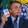 Foto: (Bolsonaro com uma caixa de cloroquina, medicamento sem eficácia comprovada contra a Covid, em foto de setembro de 2020..  / REUTERS/Adriano Machado)