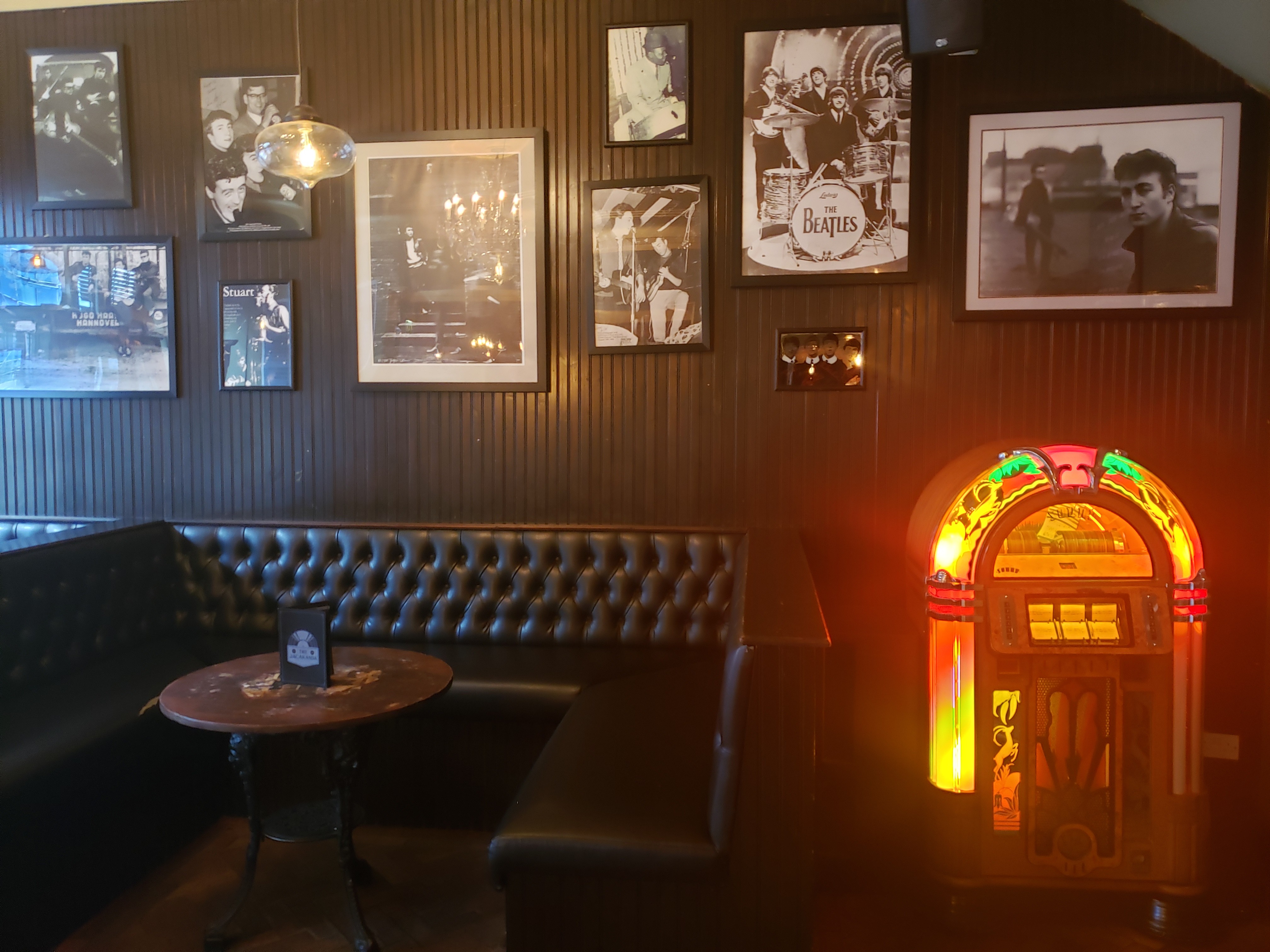 Jacaranda oferece drinks, café, loja de vinil, jukeboxes e música ao vivo no porão - o mesmo onde Os Beatles ensaiavam em suas primeiras formações (Foto: Danilo Saraiva)