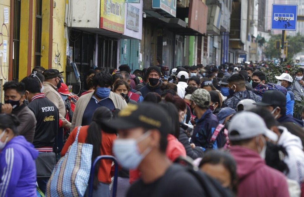 Aglomeração no Peru em meio à pandemia de coronavírus — Foto: Martin Mejia/AP