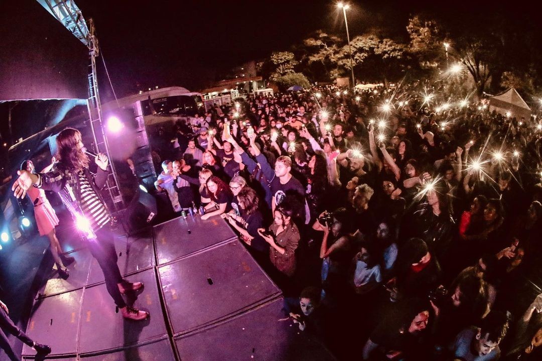 Eventos de rock gratuito viram pregação com caixão de LED e fãs ficam sem entender nada