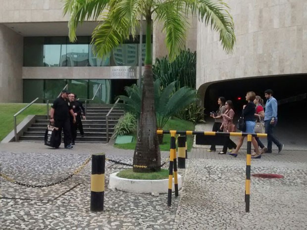 Policiais federais cumprem mandados de busca e apreensão no escritório da Odebrecht no Recife desde as 8h desta sexta  (Foto: Camila Torres / Globo Nordeste)