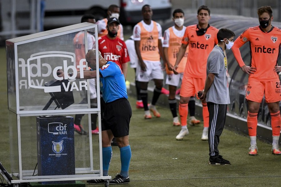 Sao Paulo Acionara Comissao De Arbitragem E Ira Pedir Imagens Do Var Em Lance De Impedimento De Luciano