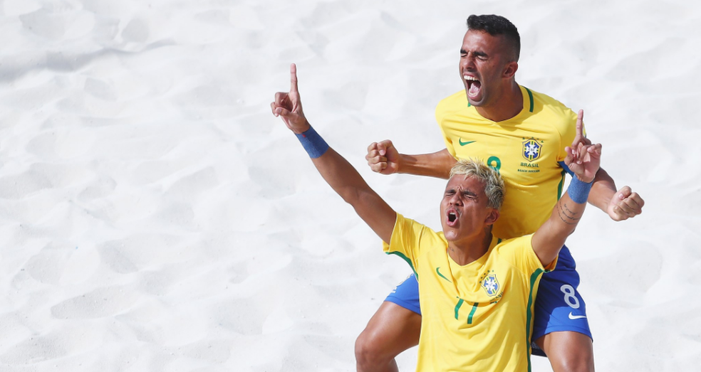 Mauricinho e Bruno Xavier comemoram gol do Brasil na final da Copa do Mundo. Bruno foi eleito melhor jogador do mundo em 2013 (Foto: Reprodução/Twitter)