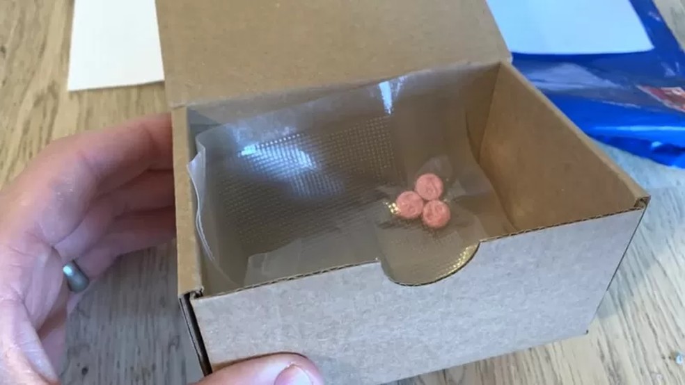 As drogas chegaram em uma embalagem de papelão — Foto: BBC