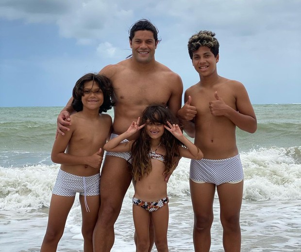 Hulk Paraíba posa com todos os filhos e Camila Ângelo em passeio